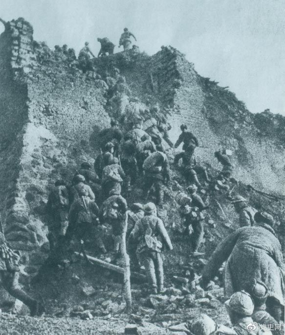 1948年12月，人民解放軍向新保安守?cái)嘲l(fā)起攻擊。這是解放軍戰(zhàn)士登上新保安城頭。 